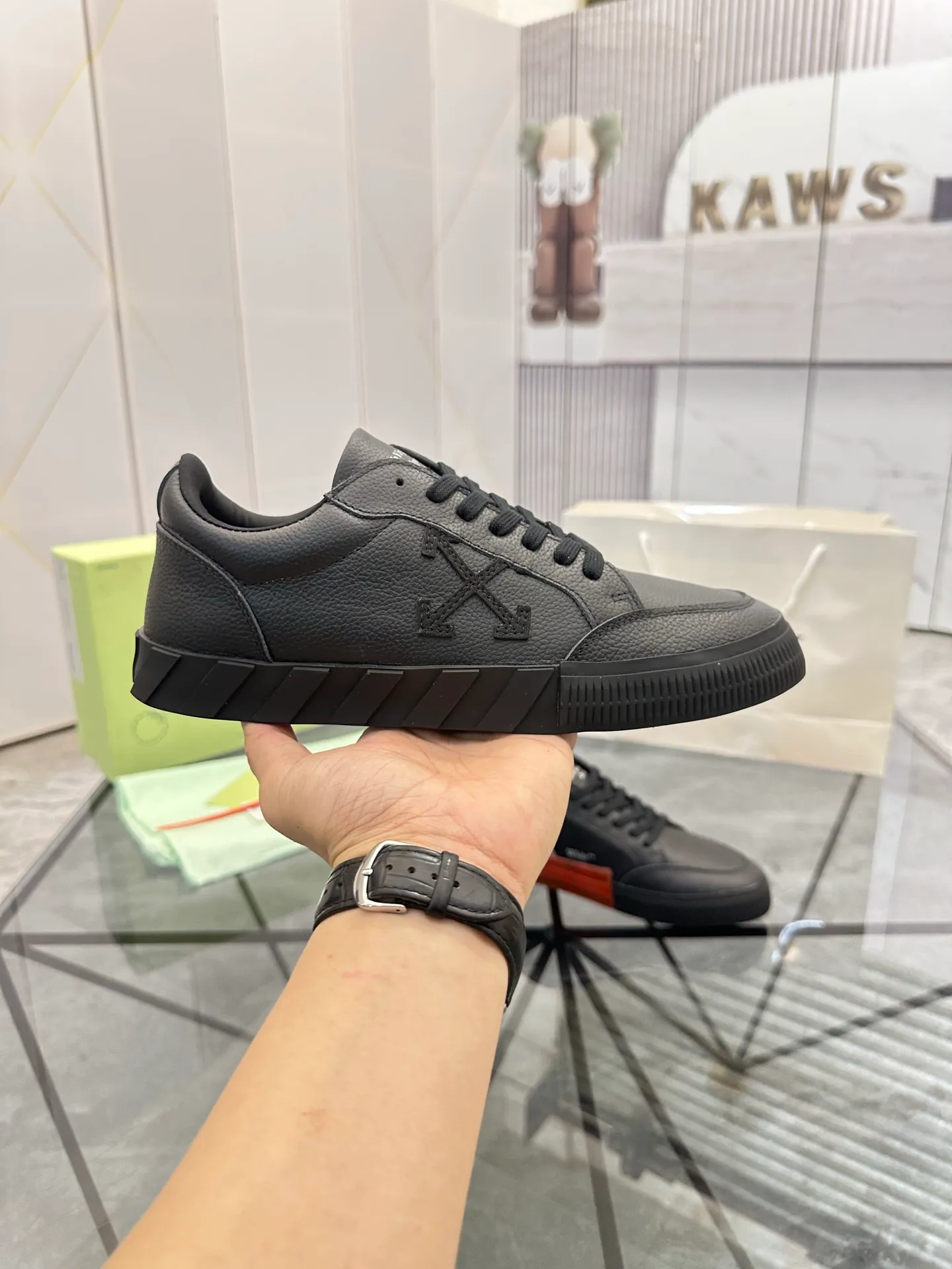 Selling men's shoes 💰: 💰P440¥ Product trademark: OFF WHITE *"OFF WHITE*" low-top casual shoes Regular size: 35-45 (can be customized to 46) Couple style Product material: imported cowhide upper, breathable lining, original outsole. No.: H203
